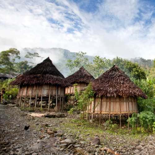 Aldea rural en Camboya durante un tour auténtico por etnias y poblados