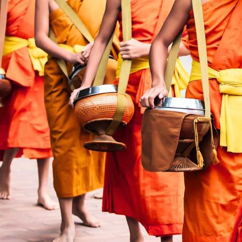 Ceremonia de los monjes en Luang Prabang – viaje cultural a Laos