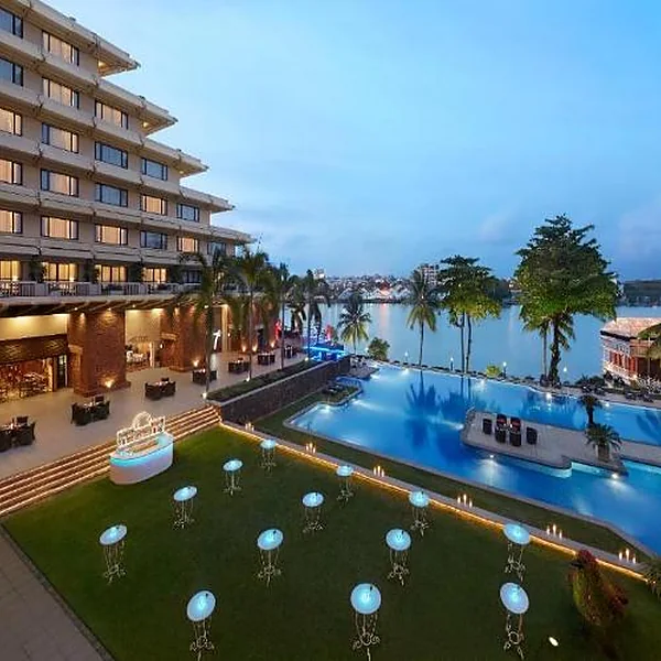 Hotel Cinnamon Lakeside junto al lago Beira en Colombo