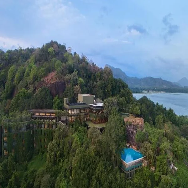 Heritance Kandalama de Geoffrey Bawa integrado en la selva