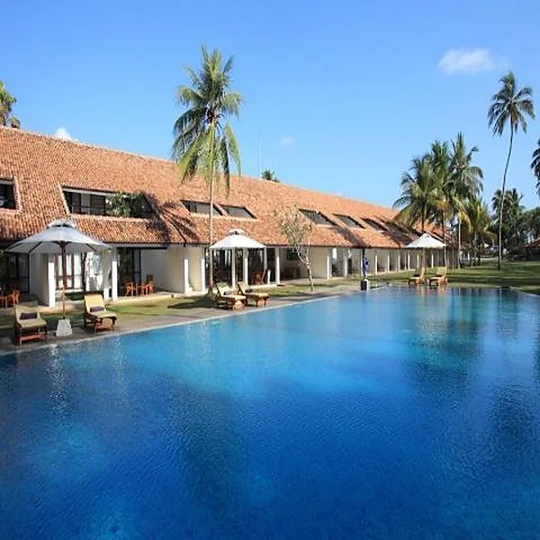Piscina del Thaala Bentota Resort frente al mar