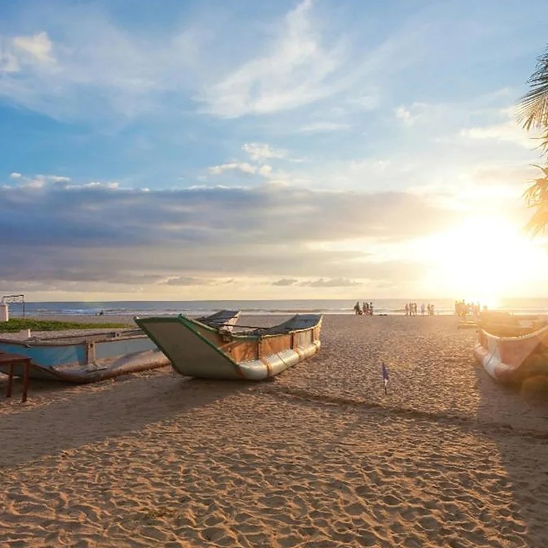Barcas de pescadores en la playa de Bentota