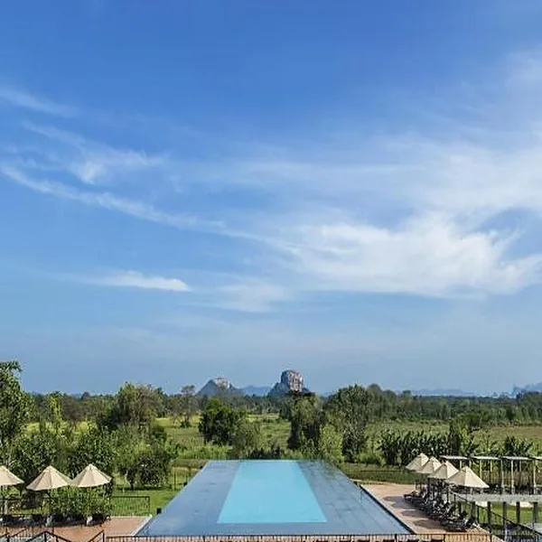 Piscina del Aliya Resort con vistas a la roca de Sigiriya
