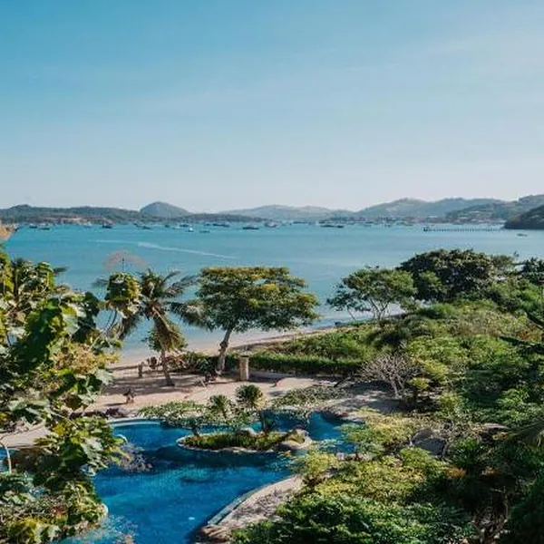 Piscina y jardín del Bintang Flores Hotel en Labuan Bajo