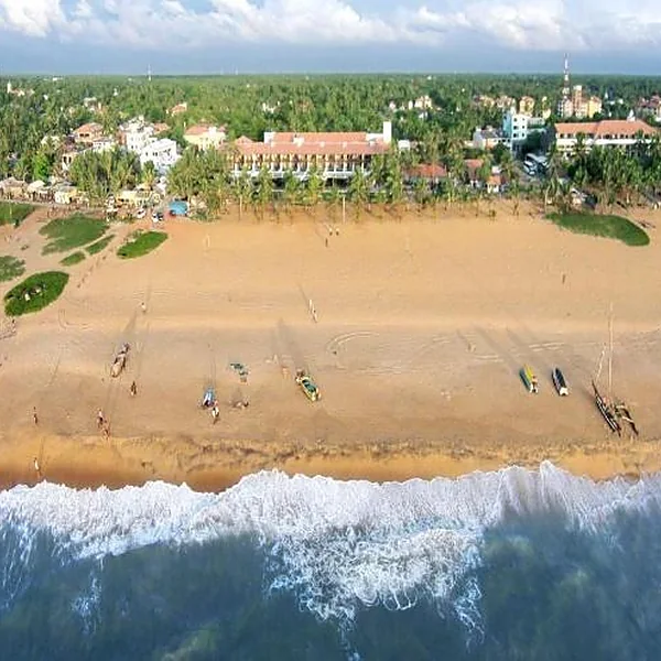Hotel Goldi Sands frente a la playa de Negombo