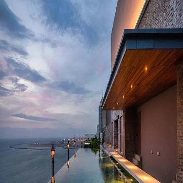 Piscina infinita en la azotea del hotel Granbell Colombo