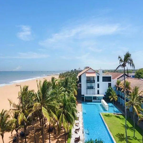 Piscina del Jetwing Blue frente a la playa de Negombo