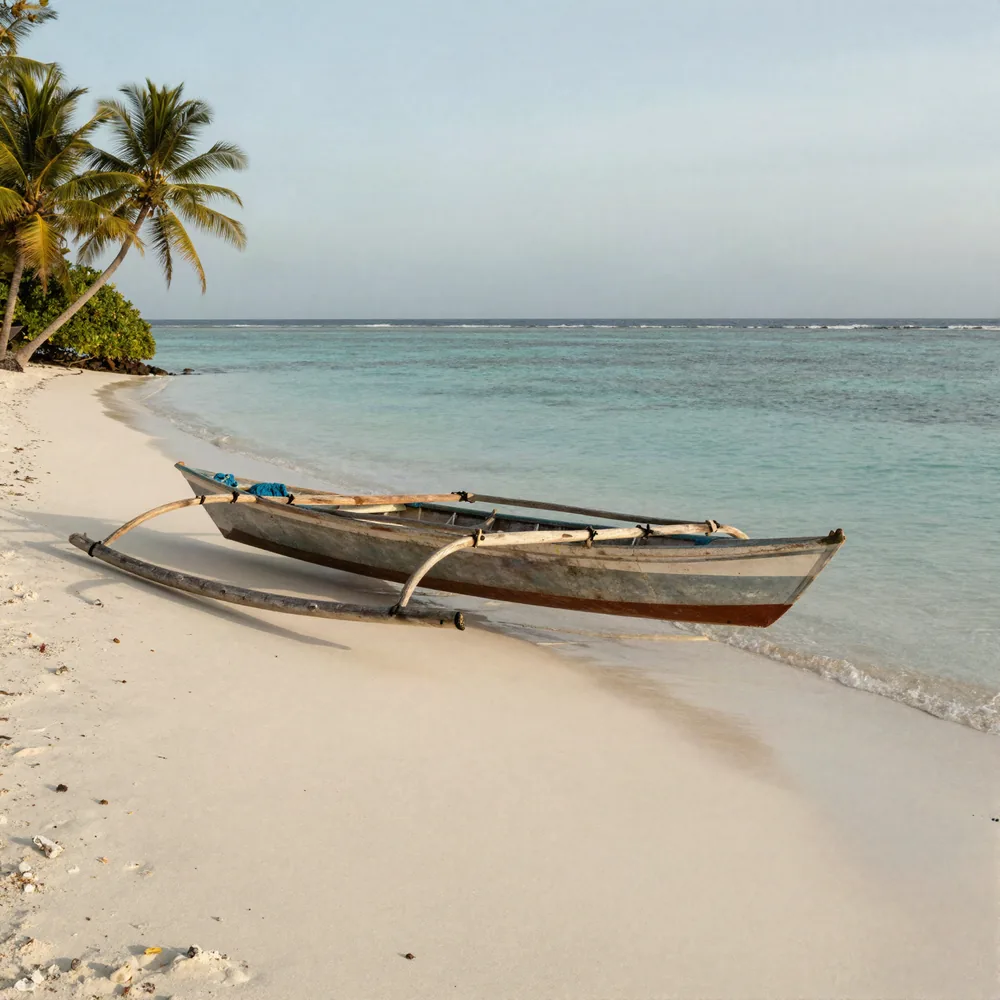Barca tradicional jukung en una playa tranquila de Indonesia