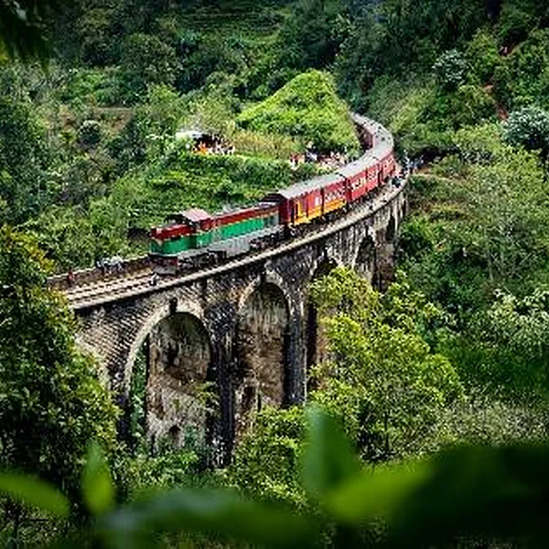 Tren cruzando el Puente de los Nueve Arcos en Ella