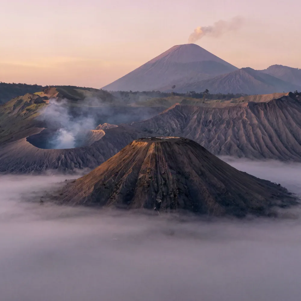 Amanecer sobre la caldera del volcán Bromo en Java Oriental