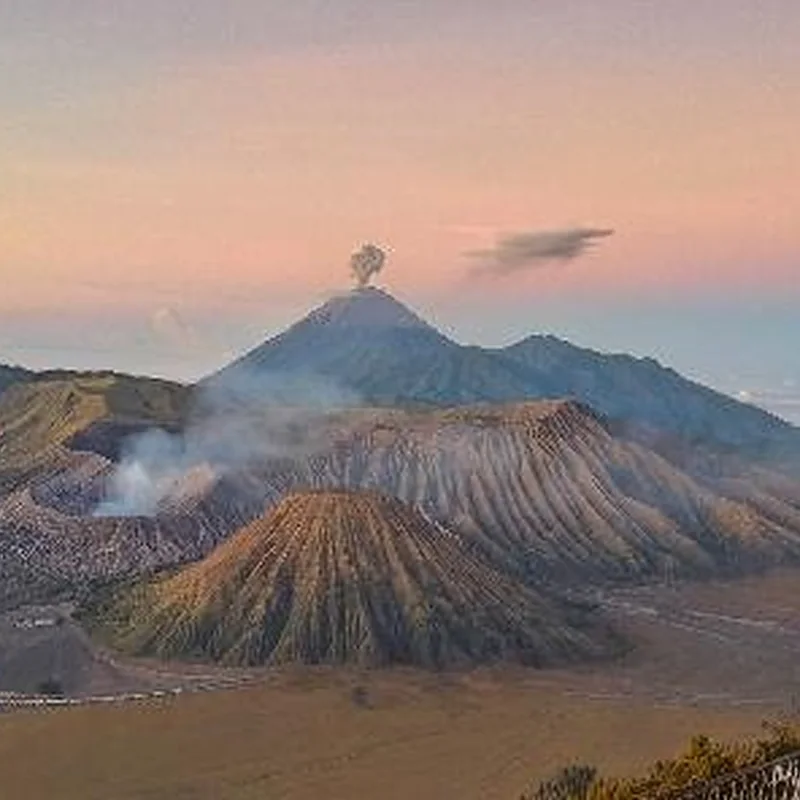 Volcán Bromo sobre el mar de arena en Java